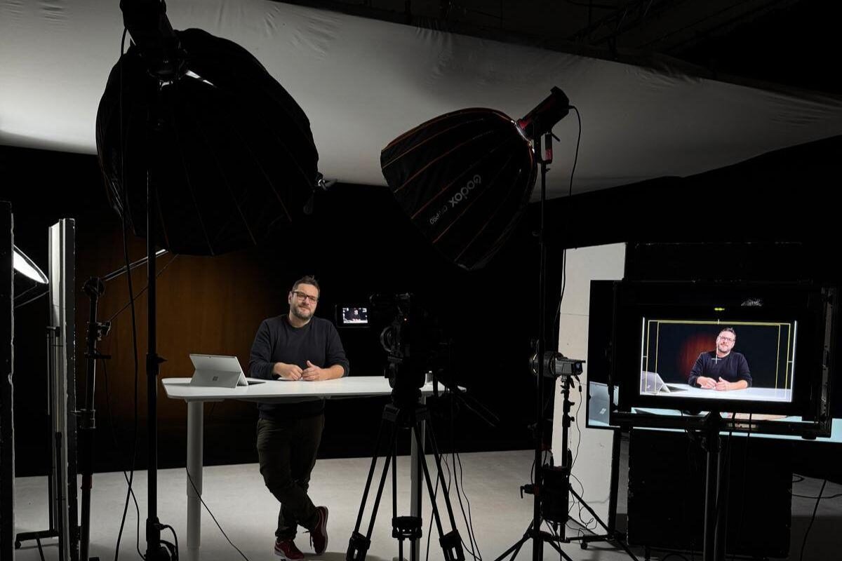 Zwei Personen entwickeln an einem Whiteboard eine Video-Content-Marketing-Strategie mit Zielen, Zielgruppen und KPIs.