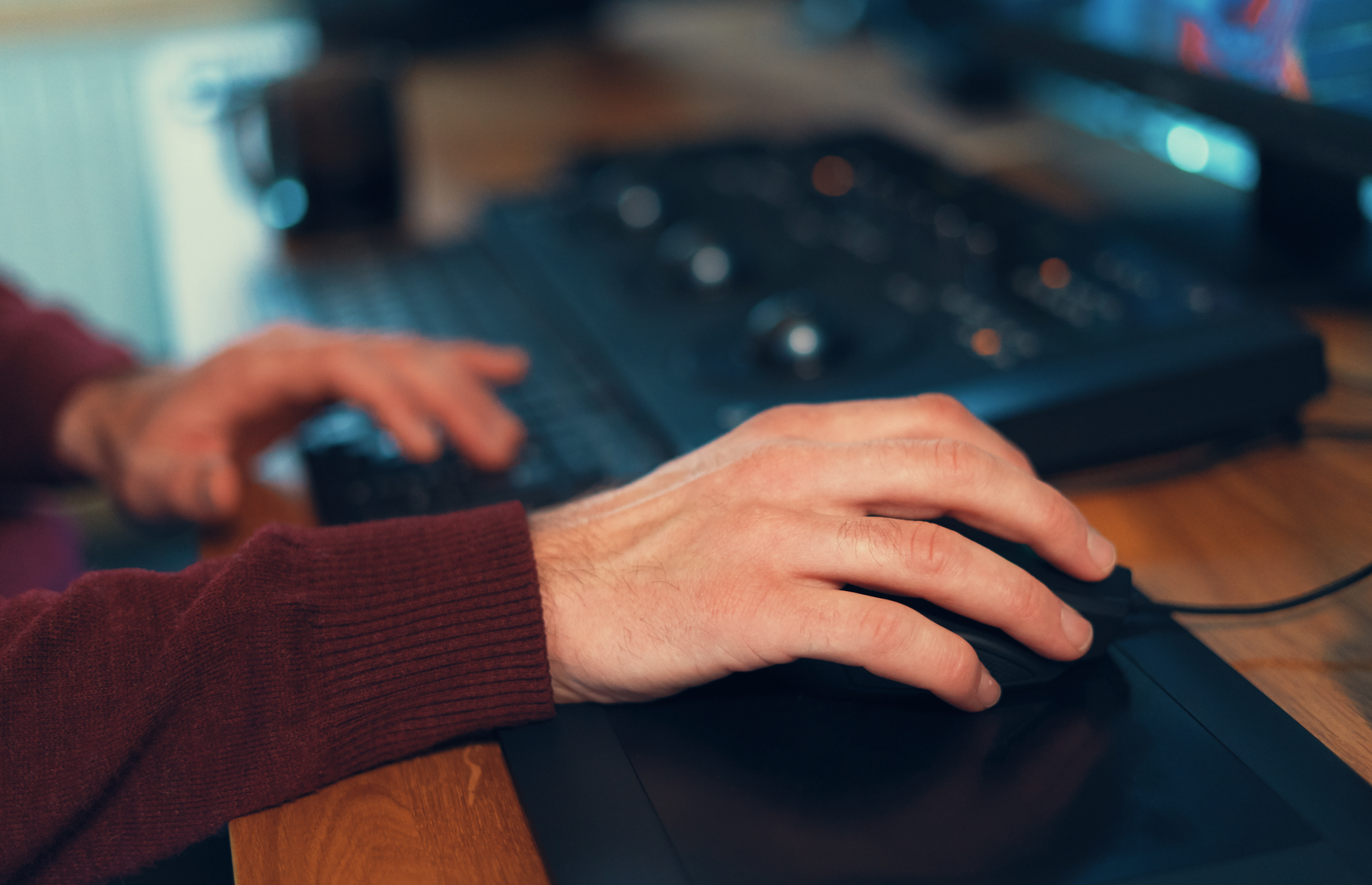 Ein Mitarbeiter der Video Agentur content in motion bei der Postproduktion